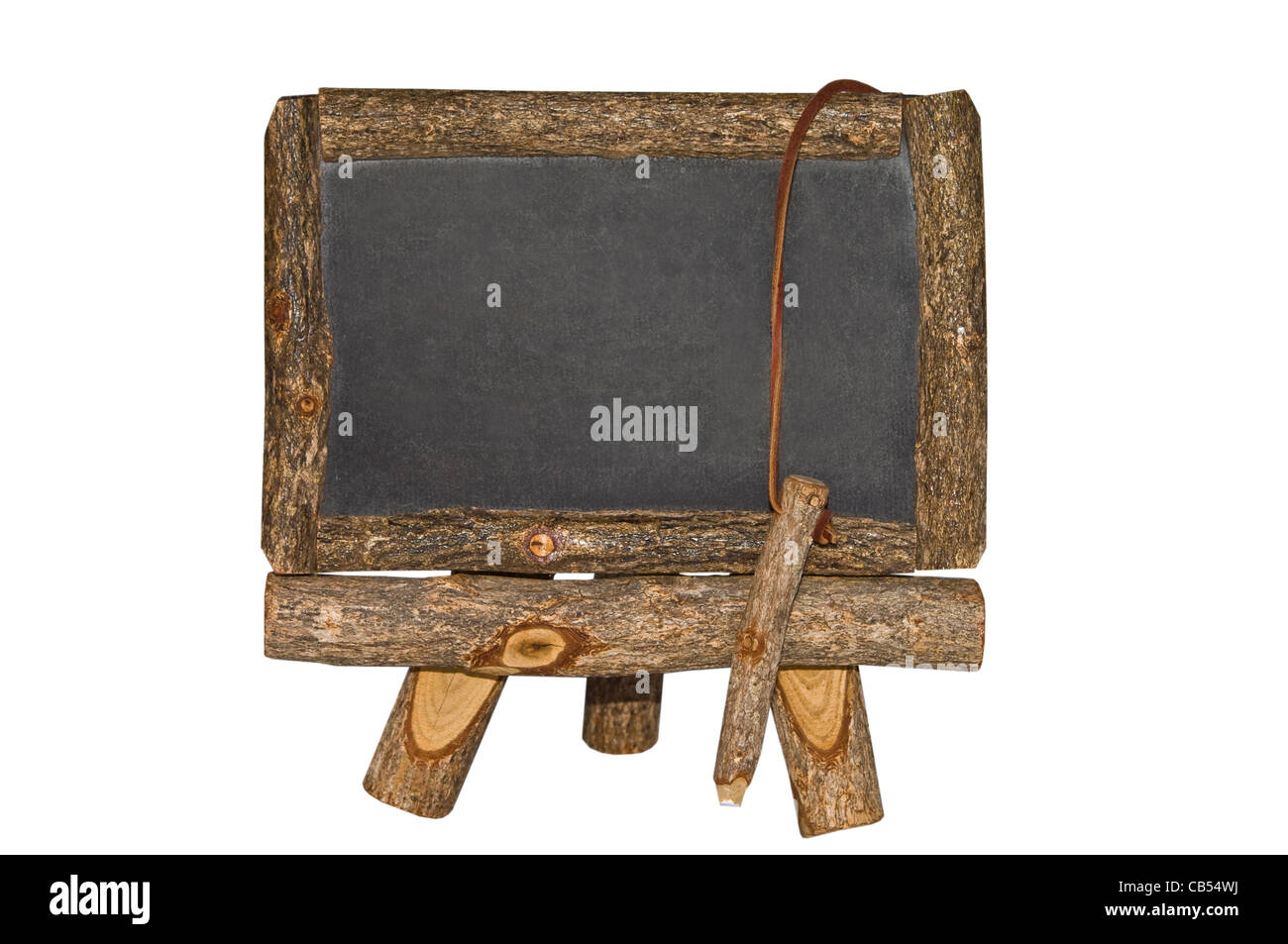 Un petit, rustique, tableau noir avec la craie, sur un stand. Banque D'Images