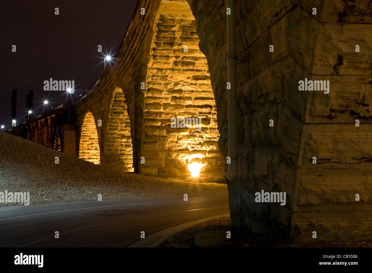 Des arches de pont en arc de pierre dans le centre-ville de Minneapolis Minnesota éclairée la nuit Banque D'Images