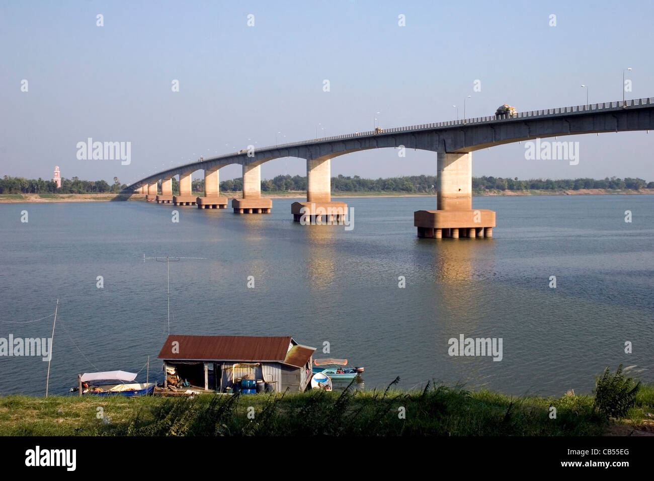 Les Japonais, pont de l'amitié offert par le Japon, enjambe la rivière du Mékong à Kampong Cham, au Cambodge. Banque D'Images