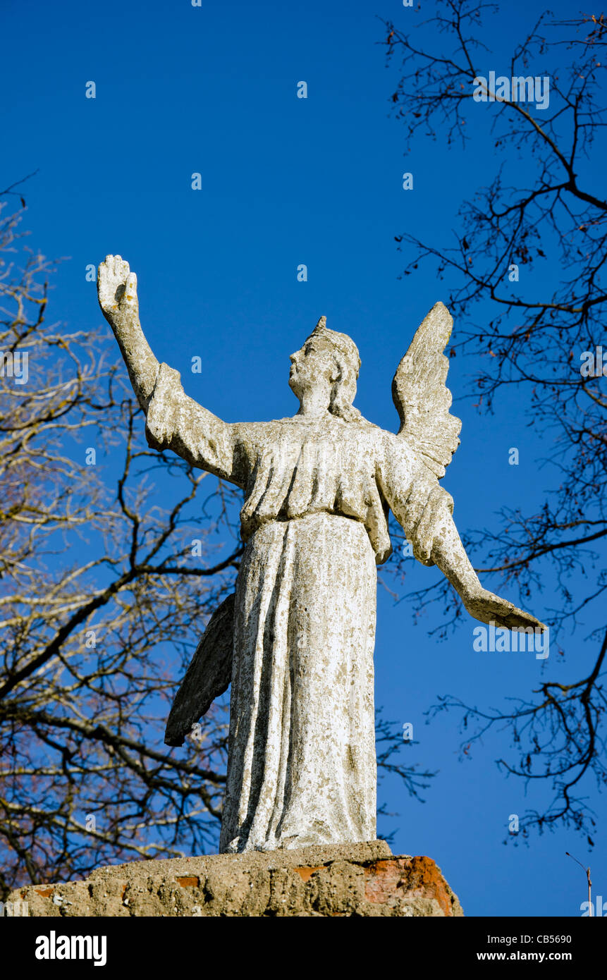 Vieux cimetière ange avec aile cassée Banque D'Images