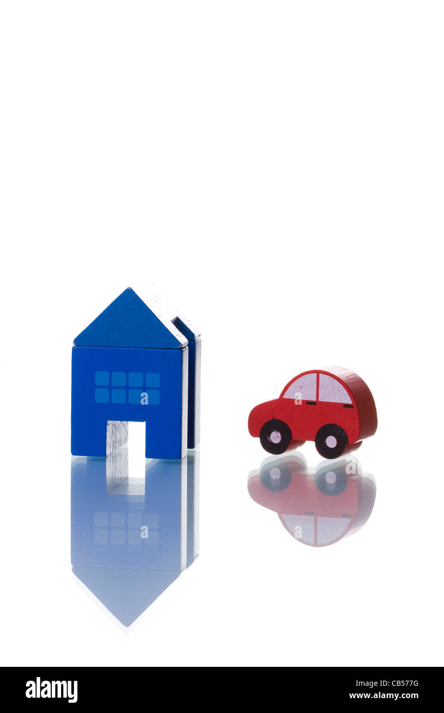 Un jouet de la maison ou de l'automobile isolé sur blanc avec reflet Banque D'Images
