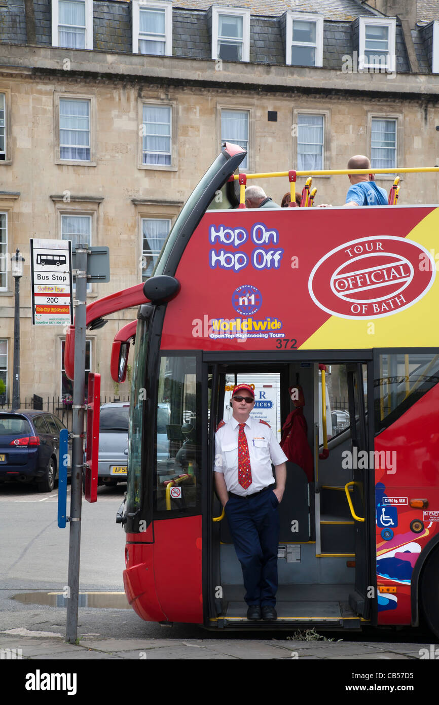 Un TOP ROUGE TOUR BUS À BATH, Somerset, Angleterre. Banque D'Images