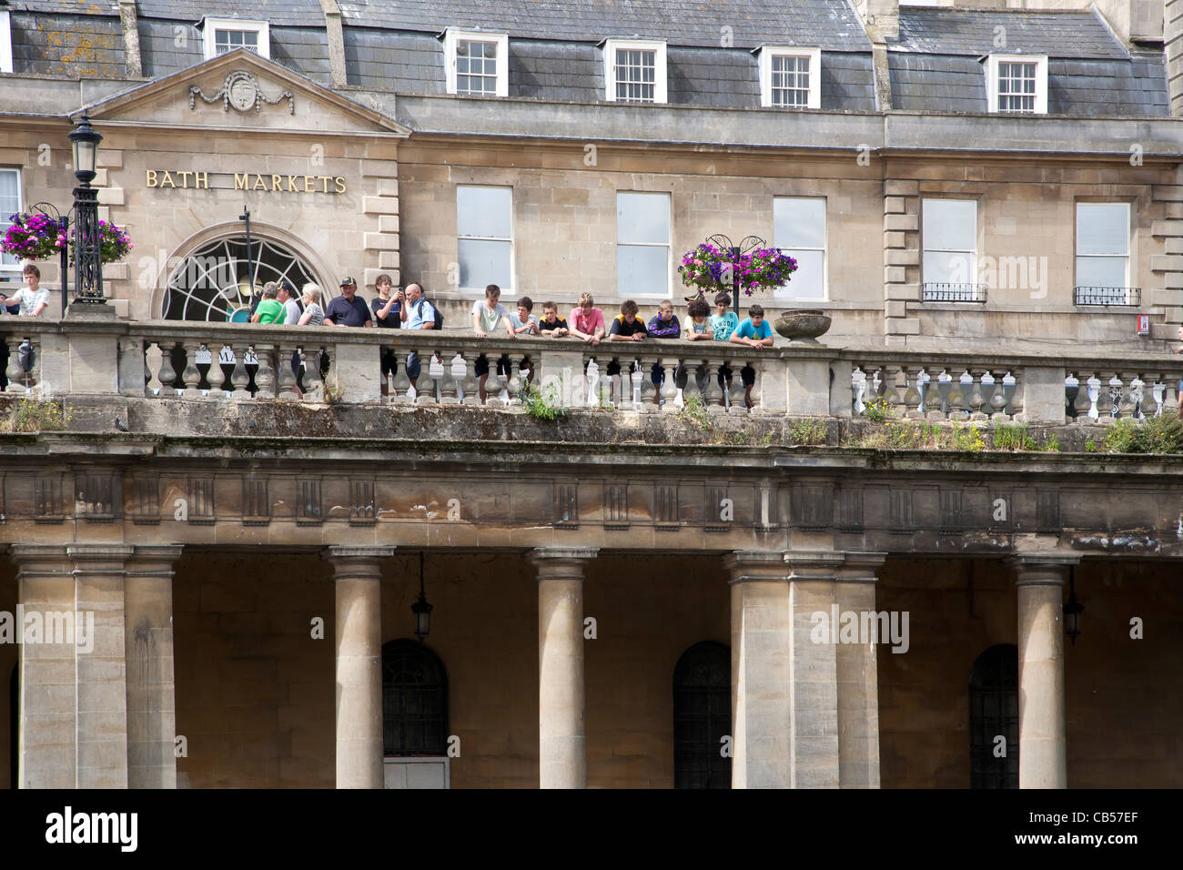 Les visiteurs de regarder par-dessus UNE BAIGNOIRE BALUSTRADE EN PIERRE EN FACE DE BÂTIMENT MARCHÉS BAIGNOIRE Banque D'Images