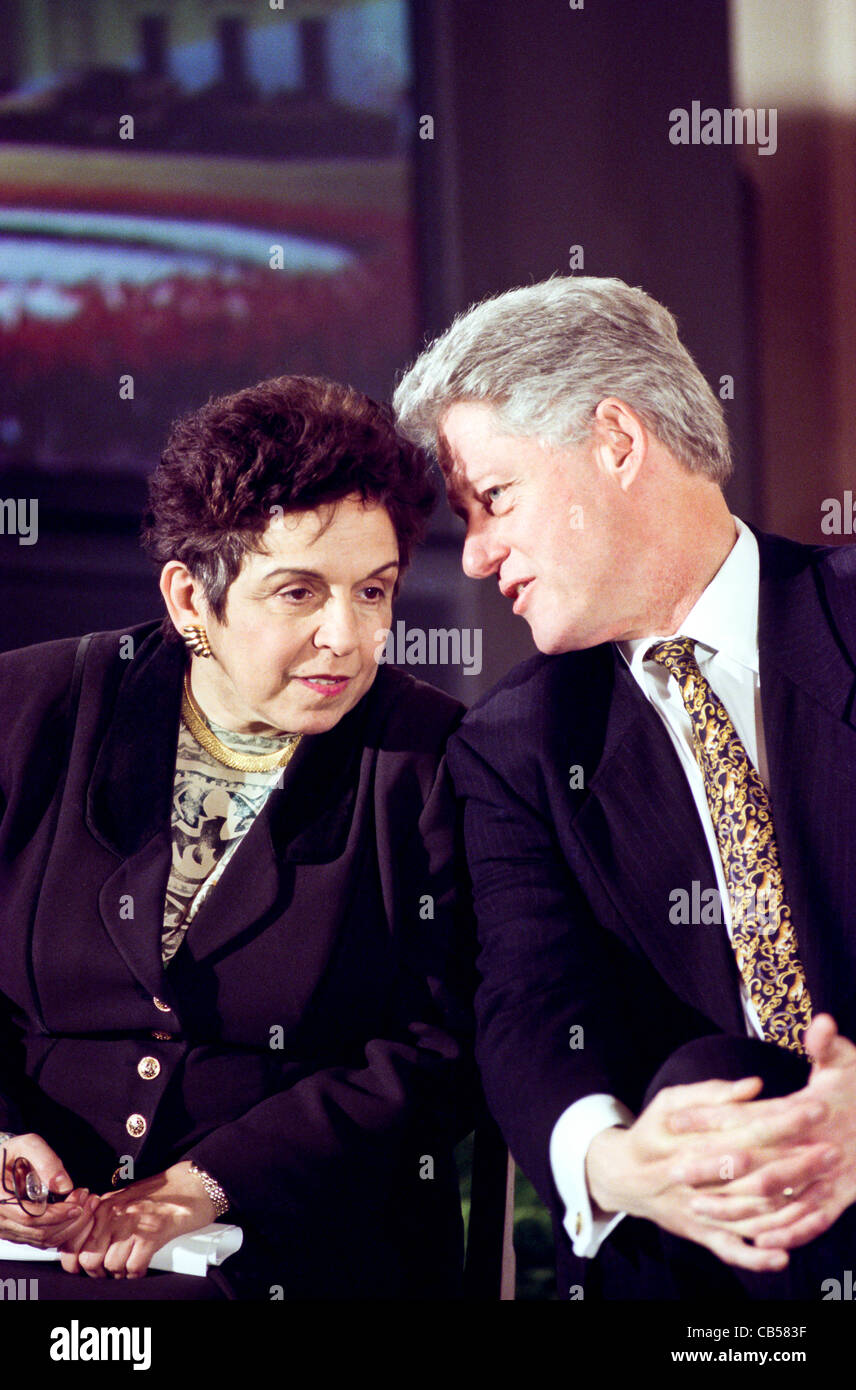 Le président Bill Clinton avec Health & Human Services Secrétaire Donna Shalala lors d'un événement de garde d'enfants à la Maison Blanche le 23 février 1999 à Washington, DC. Banque D'Images