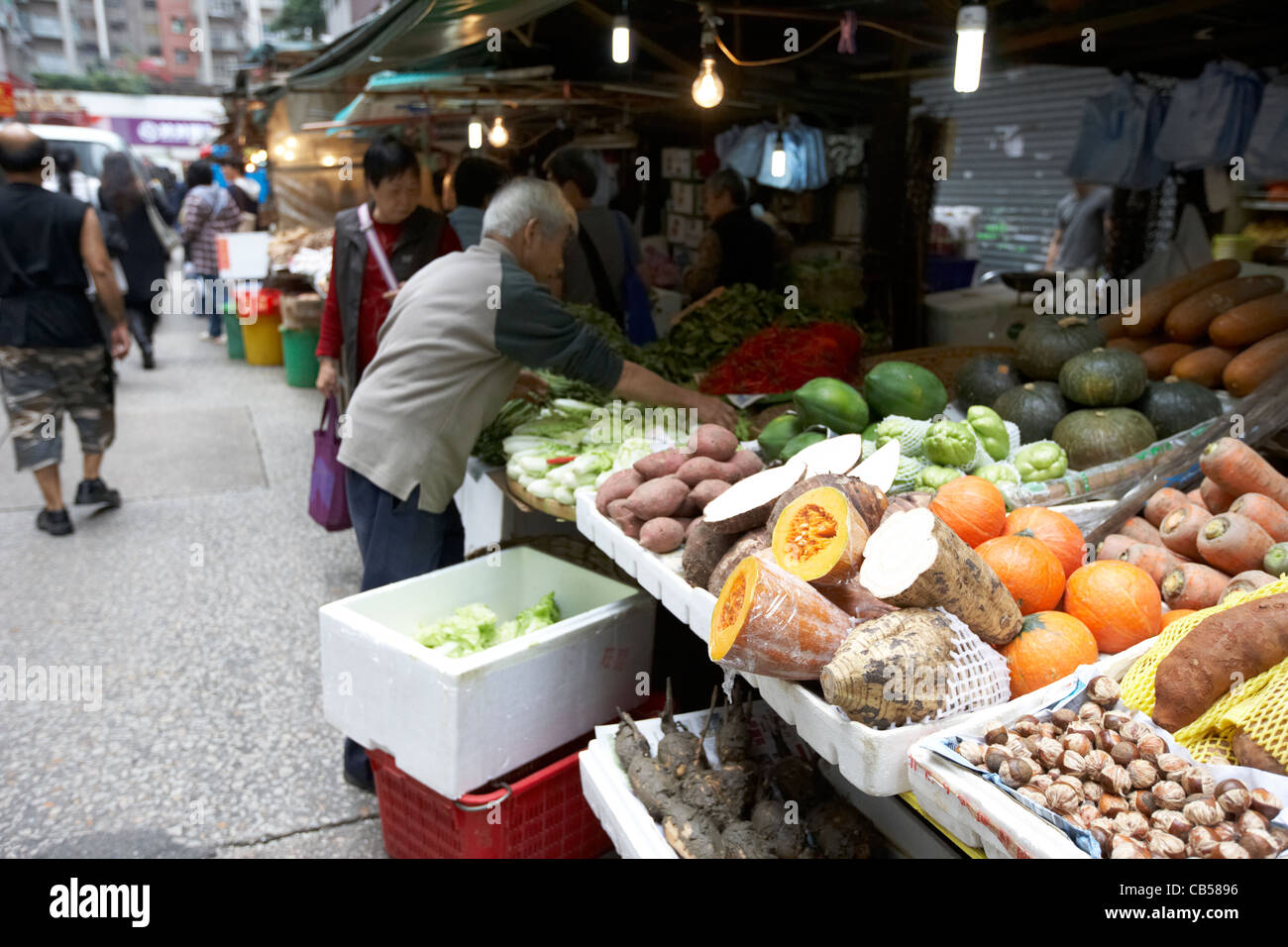 Des étals de fruits et légumes marché plein air onstreet à Mong Kok Kowloon Hong Kong région administrative spéciale de Chine Banque D'Images