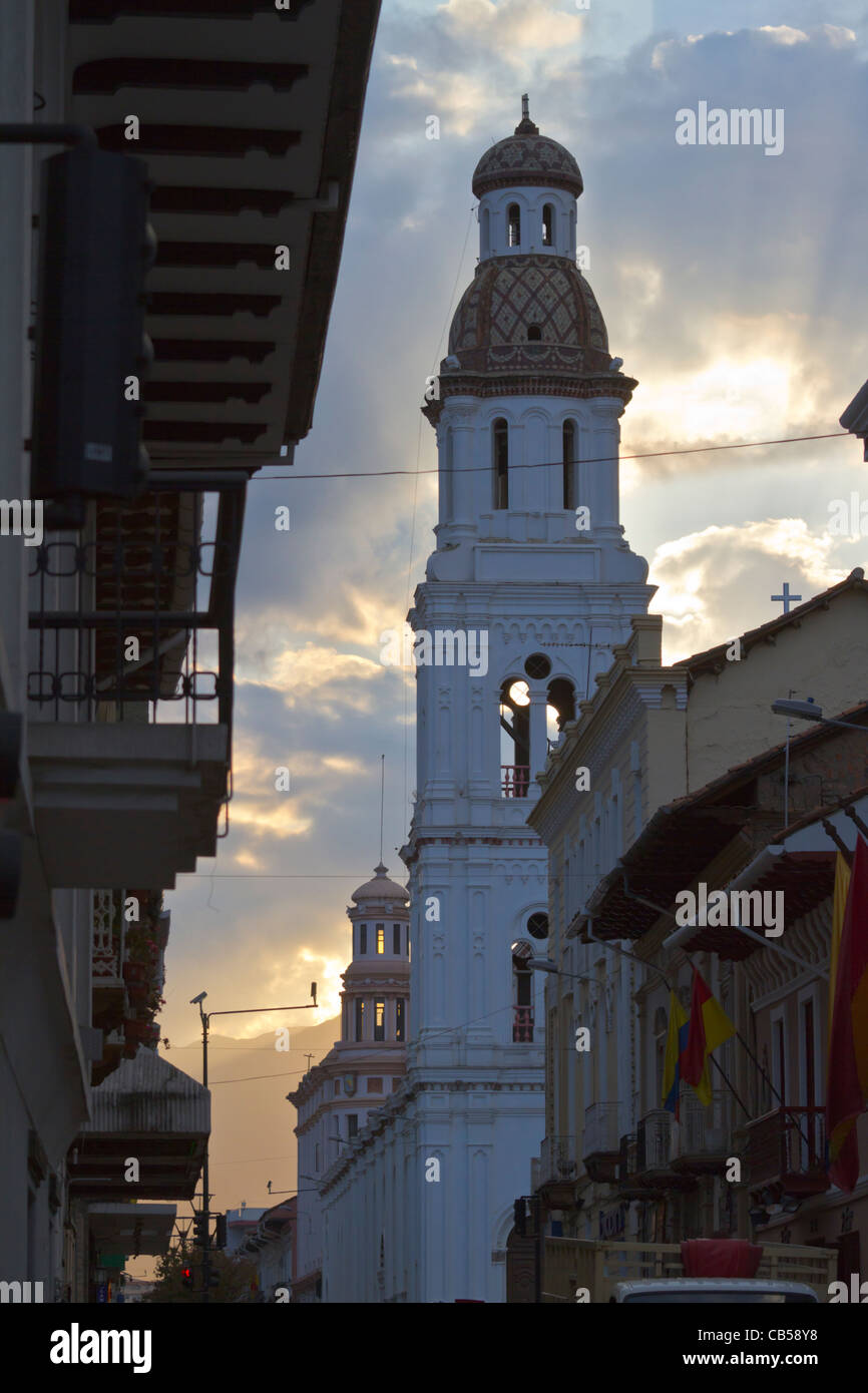 Cuenca equateur église clocher coloré nuage coucher du soleil Banque D'Images