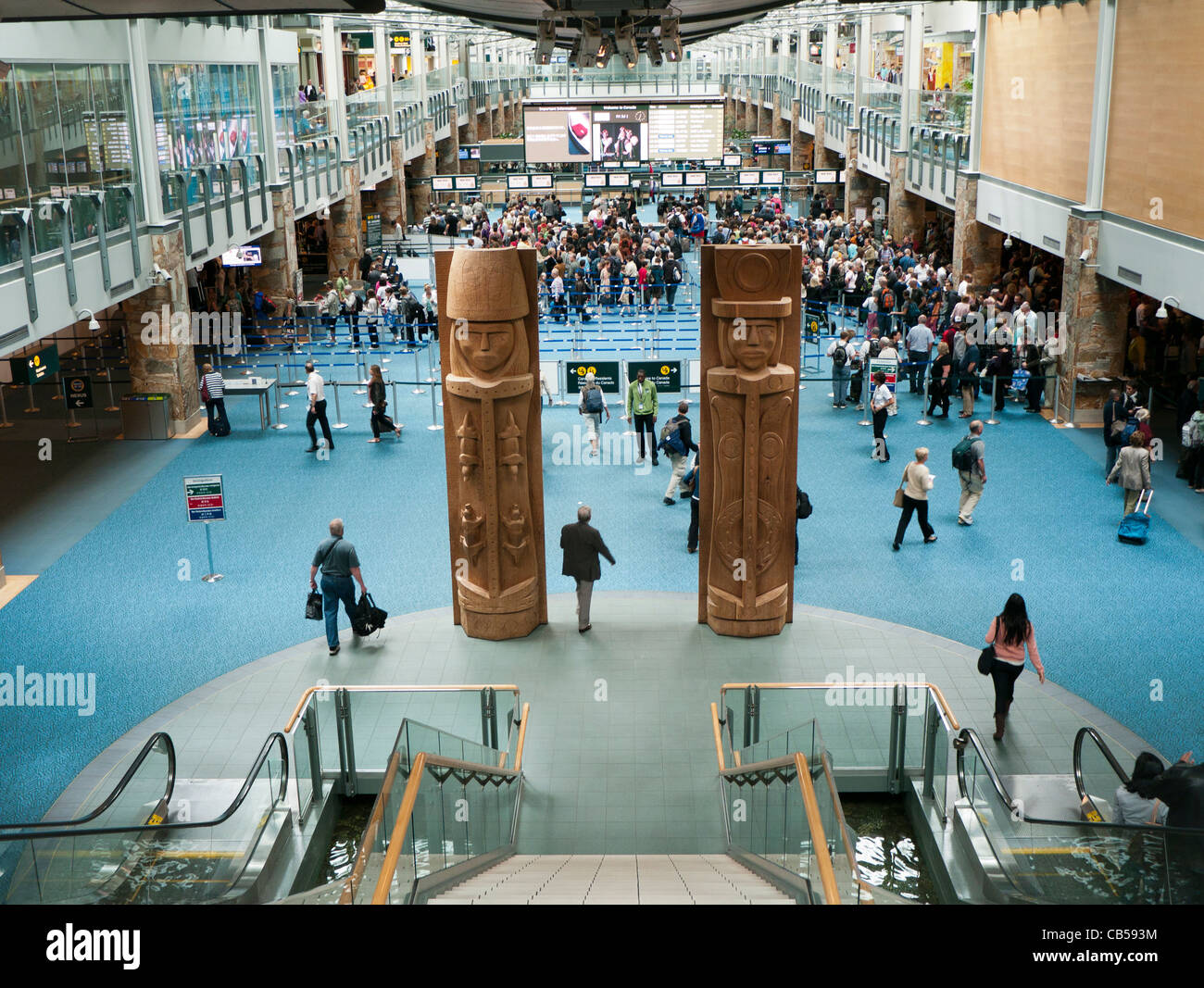 L'intérieur du hall principal des arrivées du Terminal de l'Aéroport International de Vancouver en Colombie-Britannique Canada Banque D'Images