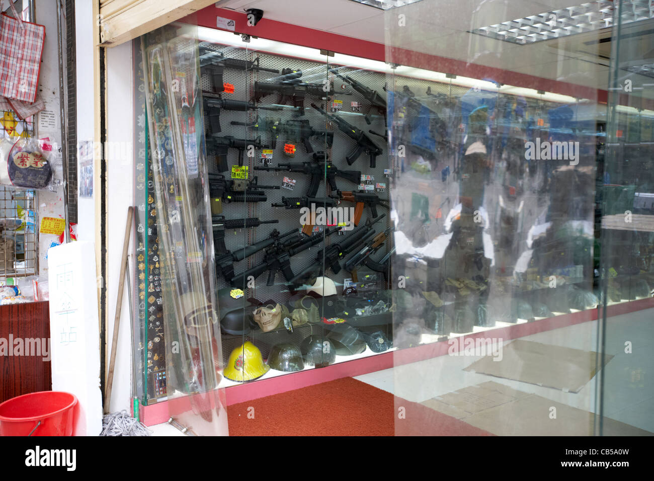 Magasin qui vend des répliques d'armes à feu doux de l'air dans le district de Mong Kok Kowloon Hong Kong région administrative spéciale de Chine Banque D'Images