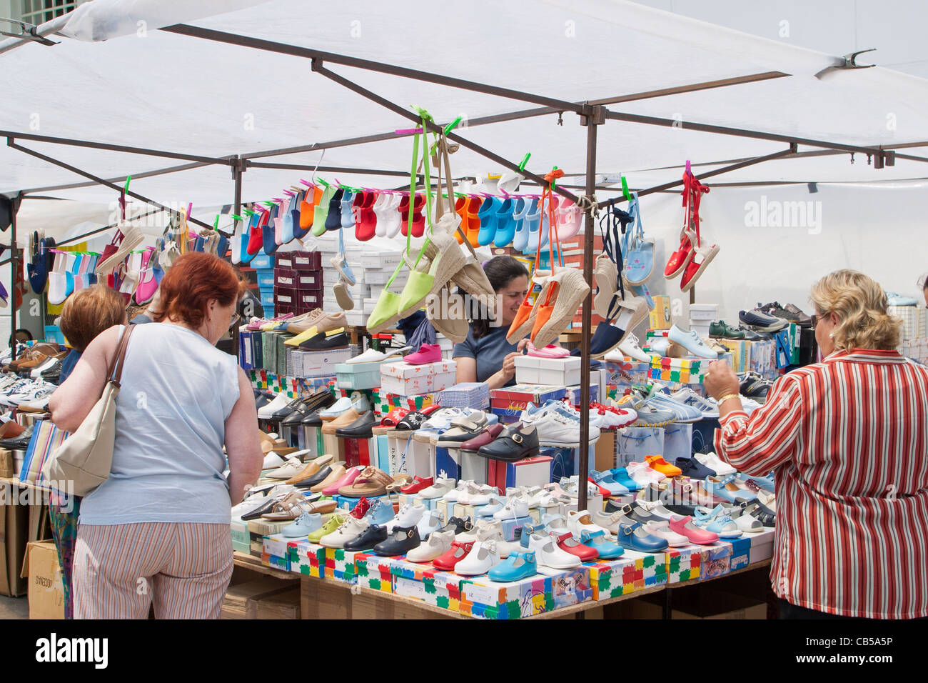 Acheter des chaussures femmes sur un stand à Jerez, Andalousie, Espagne  Photo Stock - Alamy