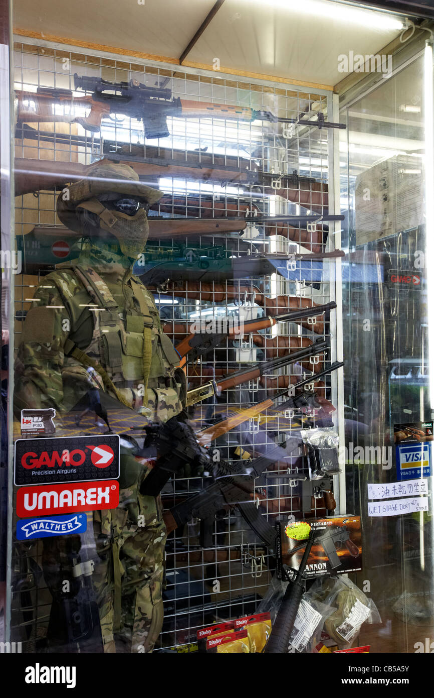 Magasin qui vend des répliques d'armes à feu doux de l'air dans le district de Mong Kok Kowloon Hong Kong région administrative spéciale de Chine Banque D'Images