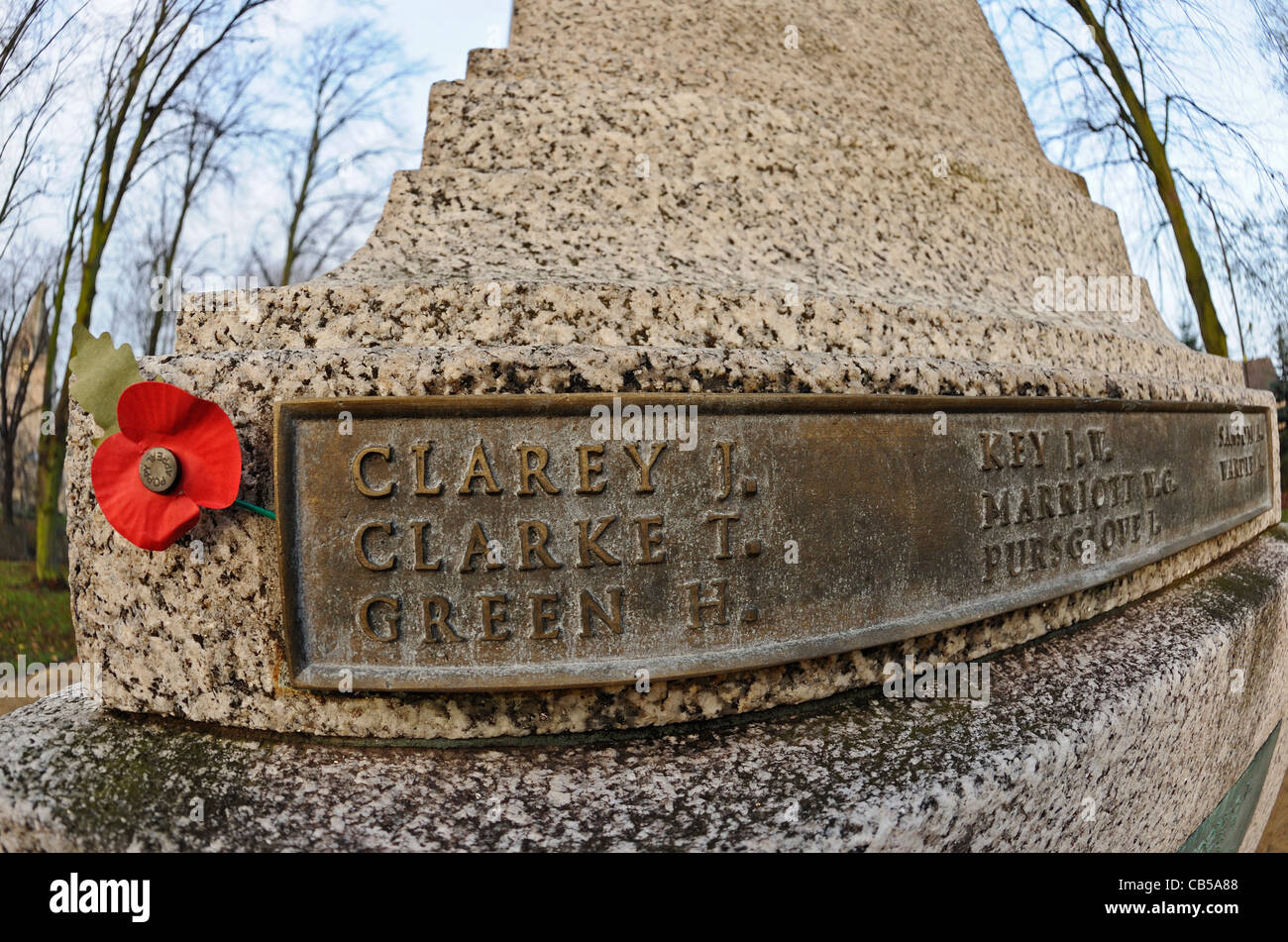 Coquelicot portées à un monument commémoratif de guerre Banque D'Images