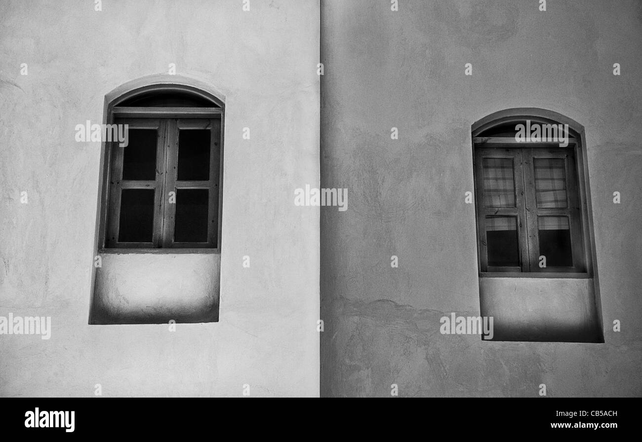 La photographie abstraite de deux egytian windows dans un mur peint en deux couleurs Banque D'Images