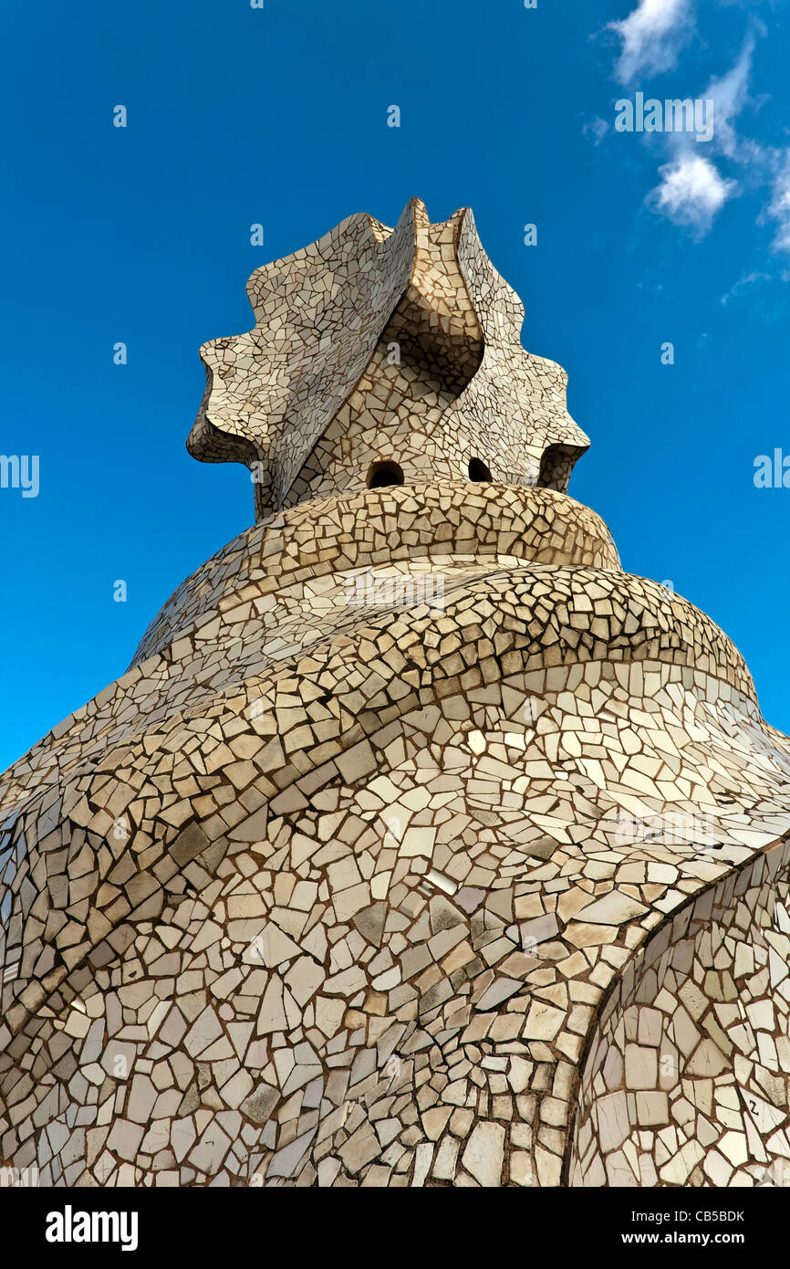 Cheminées sur le toit de la Casa Mila par Antoni Gaudi Barcelone, Espagne Banque D'Images