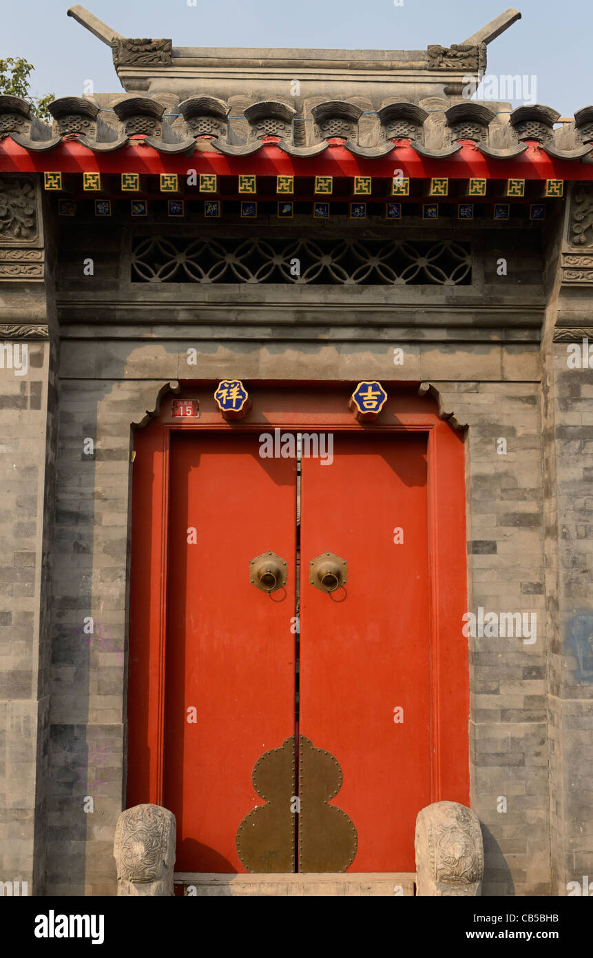 La porte rouge et pierres apparentes à l'estate en zone Shichahai Hutong de Beijing République populaire de Chine Banque D'Images