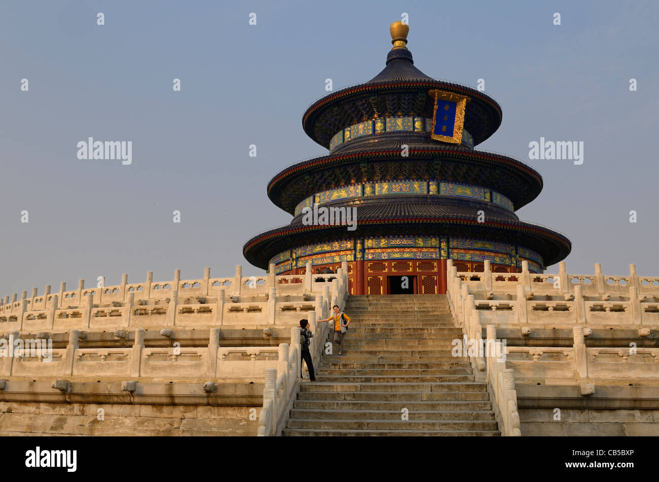 Couple dans la salle de prière pour les bonnes récoltes au parc du Temple du Ciel au coucher du soleil de Beijing République populaire de Chine Banque D'Images