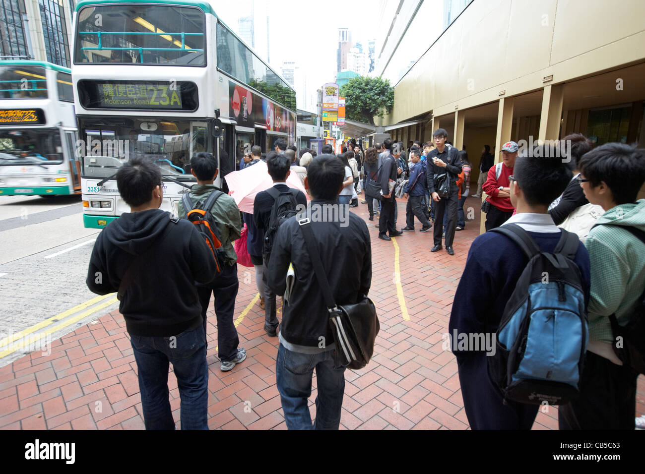 Les chinois en attente pour un bus dans le centre-ville de quartier de l'Amirauté l'île de Hong Kong région administrative spéciale de Chine Banque D'Images