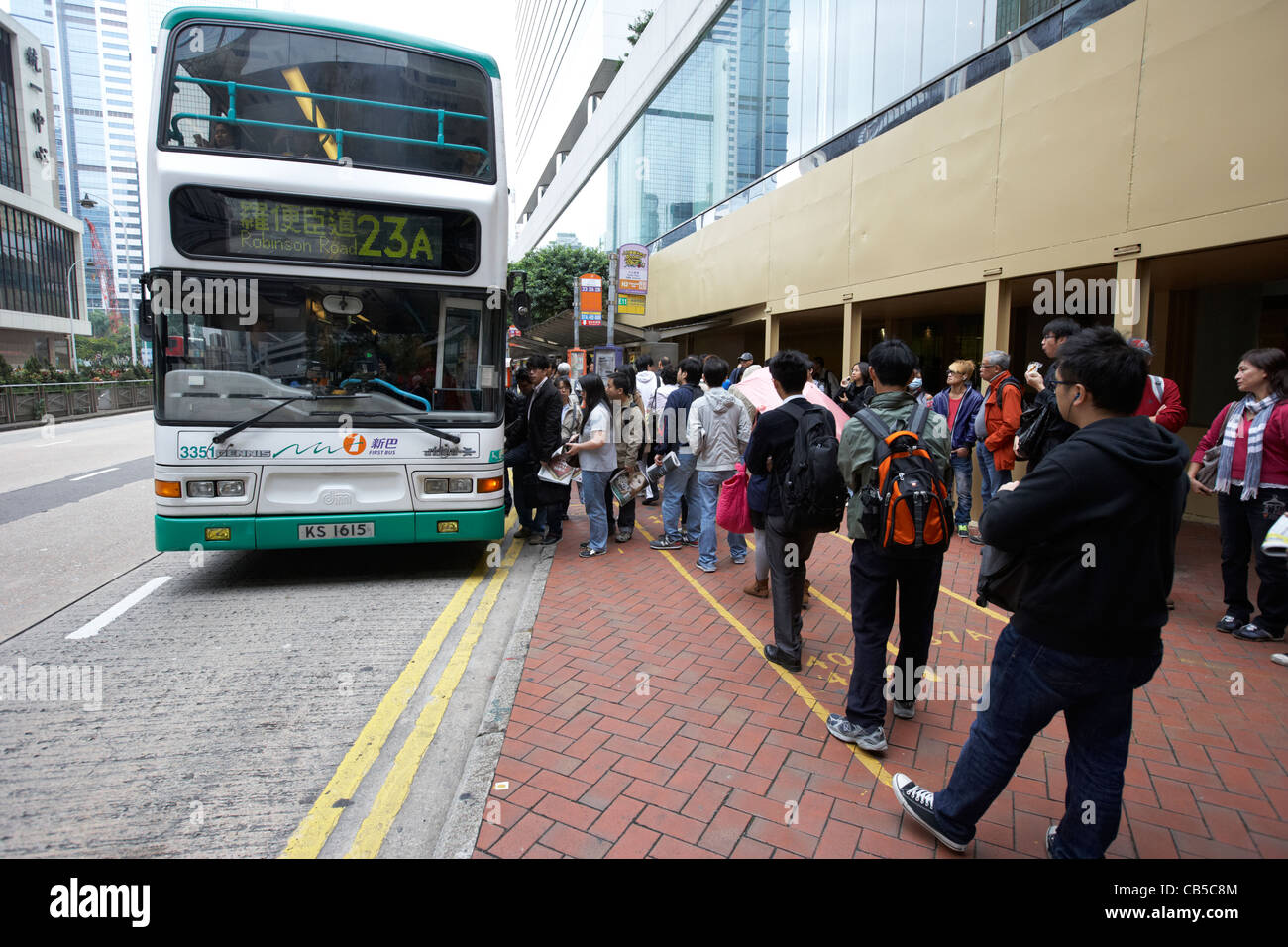 Les chinois en attente pour un bus dans le centre-ville de quartier de l'Amirauté l'île de Hong Kong région administrative spéciale de Chine Banque D'Images