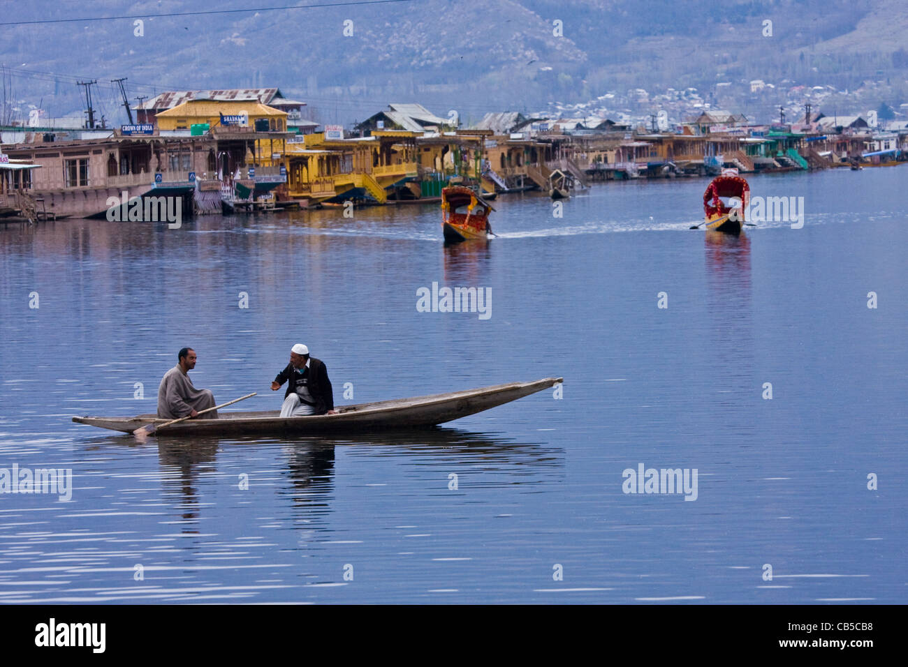 Scène quotidienne de la vie du lac Dal, Srinagar, Cachemire, Inde, avec les villageois dans leur canoë/bateau/bateau de campagne/shikara qui fait le trajet entre le lac. Banque D'Images