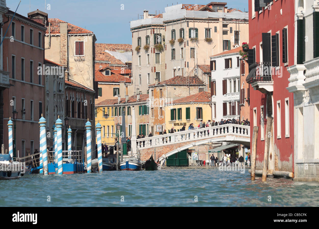 Vue d'un canal et de l'achitecture certains d'être vu à Venise, Italie. Tourné à marée haute avec les trottoirs partiellement inondé Banque D'Images