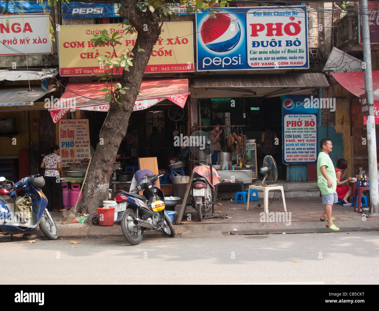 Soupe de nouilles Pho trottoir restaurant et scène de rue à Hanoi, Vietnam Banque D'Images