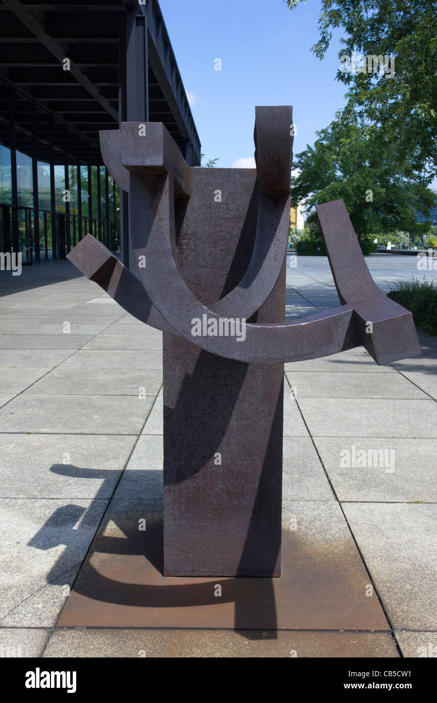 Gudari Krieger, 1975, sculpture d'Eduardo Chillida, Nouvelle Galerie Nationale, Neue Nationalgalerie, Kulturforum, Berlin, Allemagne Banque D'Images