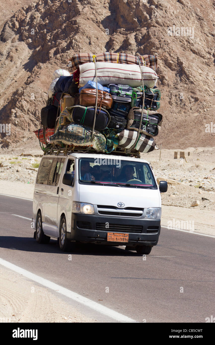 Overladen minibus sur la route de Nuweiba au Caire, péninsule du Sinaï, Égypte Banque D'Images