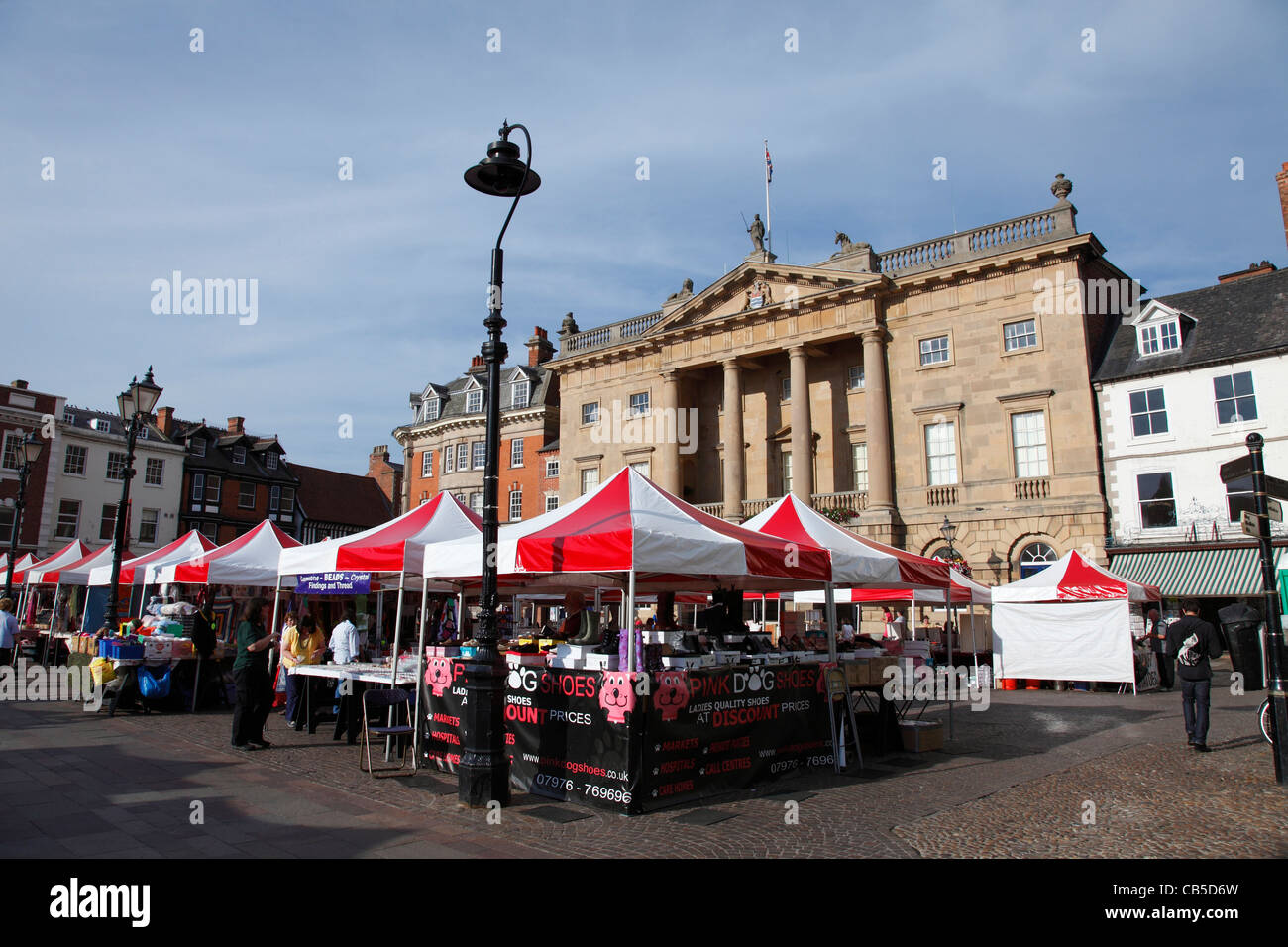 La Place du marché, à Newark-on-Trent, Nottinghamshire, Angleterre, Royaume-Uni Banque D'Images