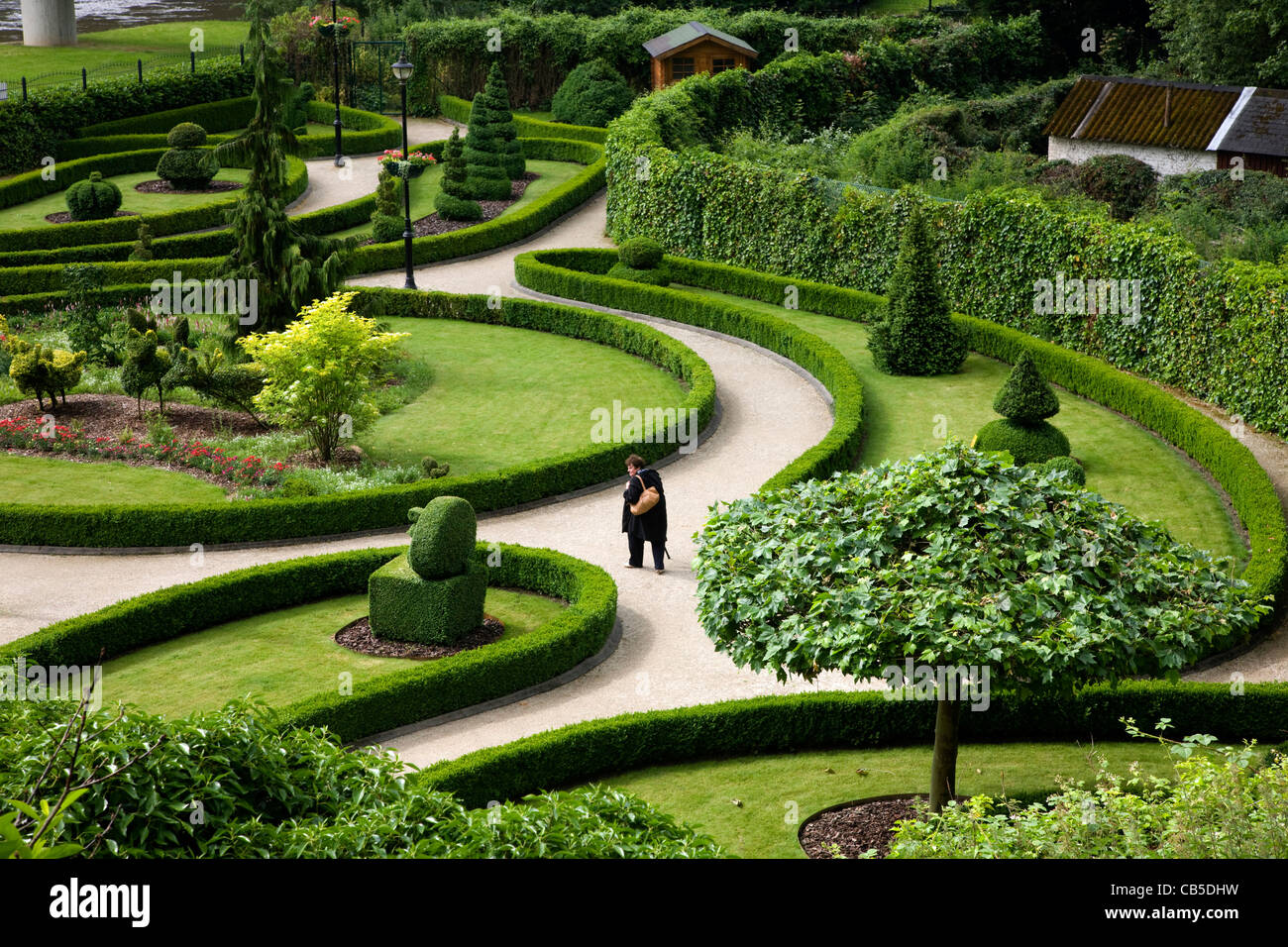 Les jardins du parc des Topiaires / Des topiaires taillés avec ses buissons à buxus Durbuy, Ardennes, Belgique Banque D'Images