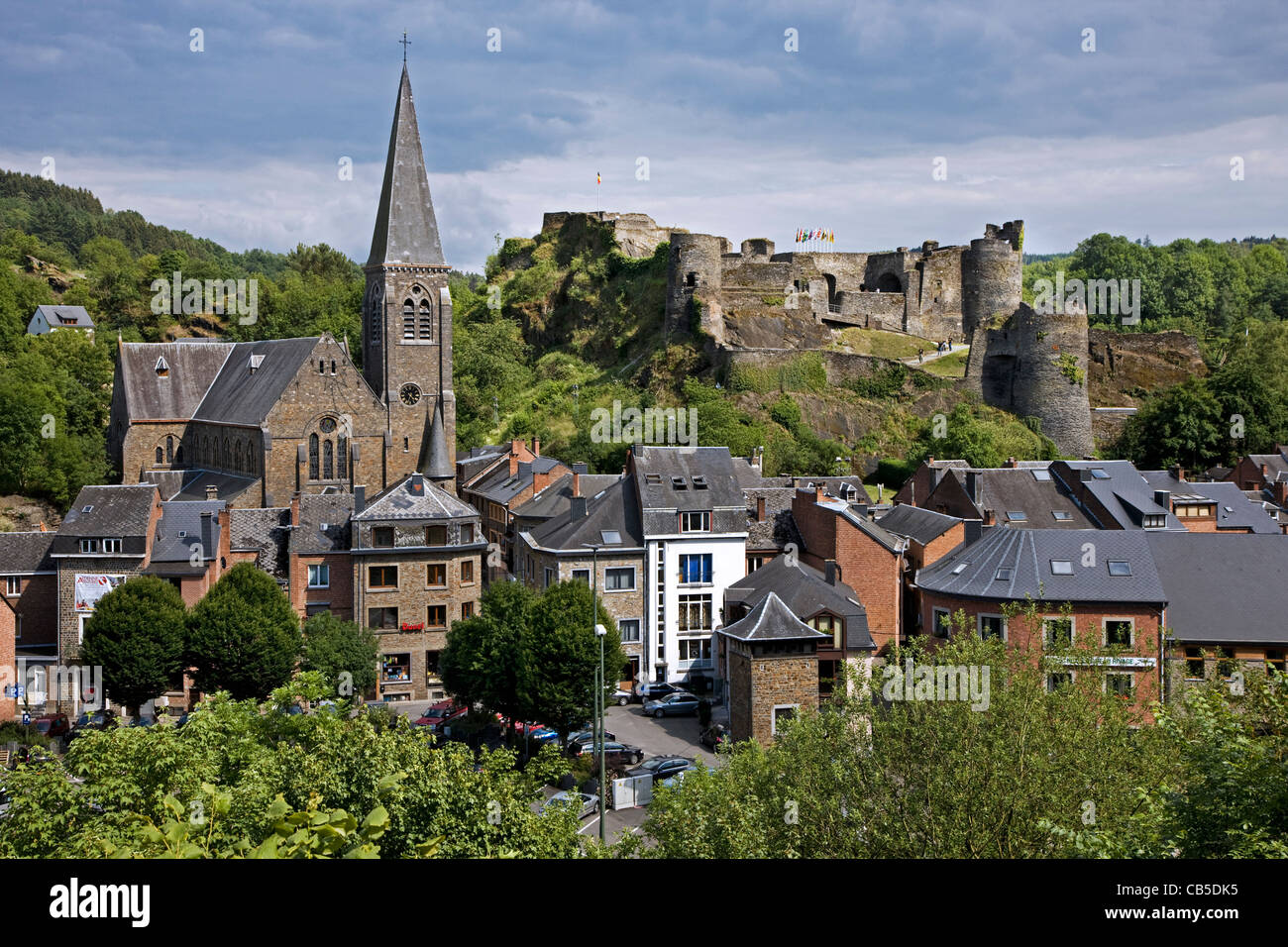 Château médiéval et l'église de La Roche-en-Ardenne, Ardennes, Belgique Banque D'Images