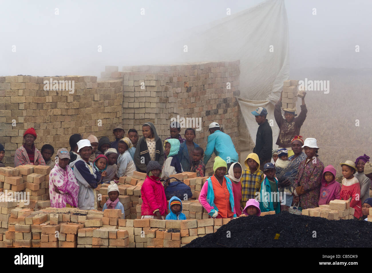 Les travailleurs d'une usine de briques à l'extérieur, à Antanarivo, Madagascar Banque D'Images