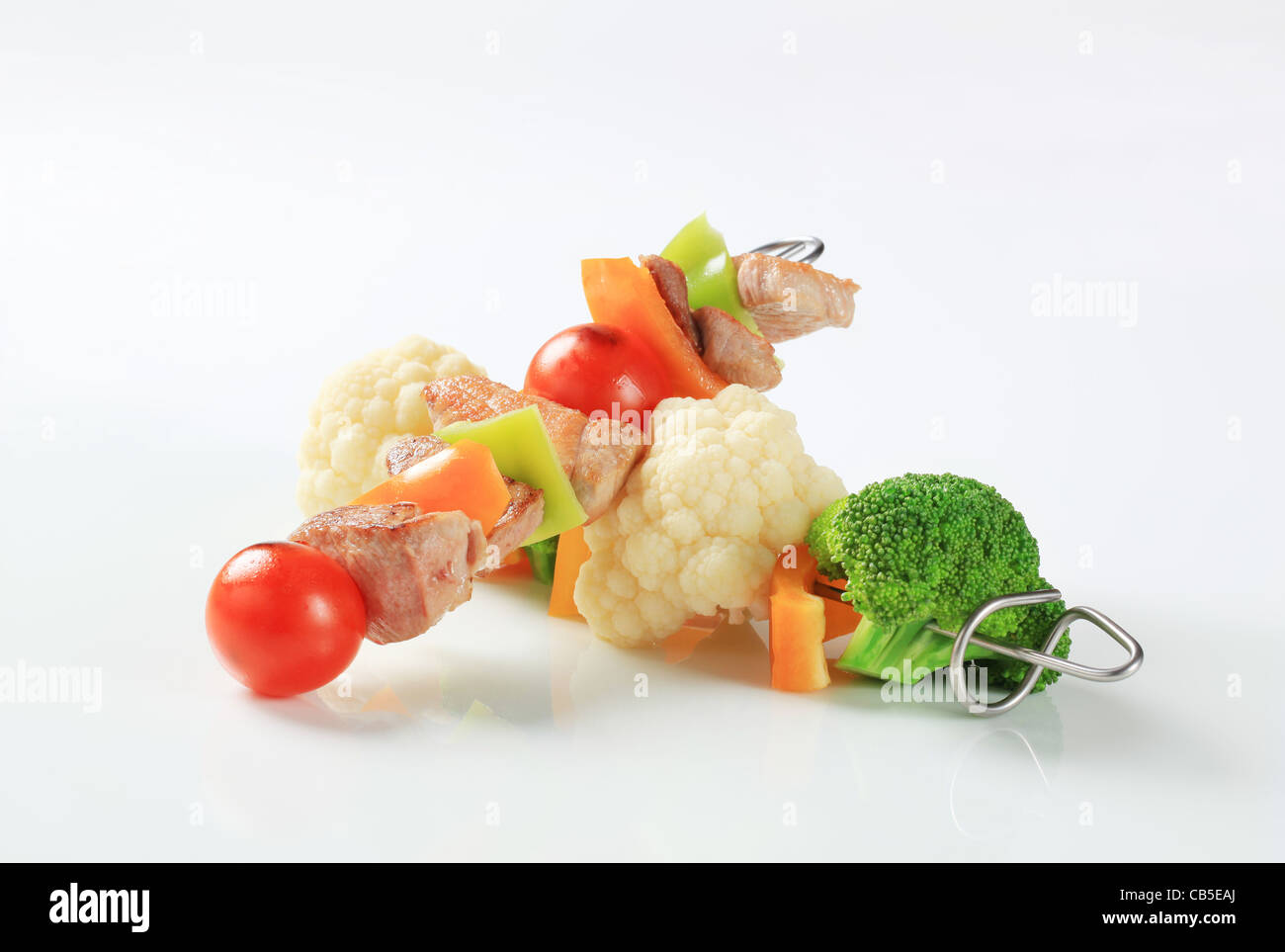 Brochettes de porc et de légumes - studio shot Banque D'Images