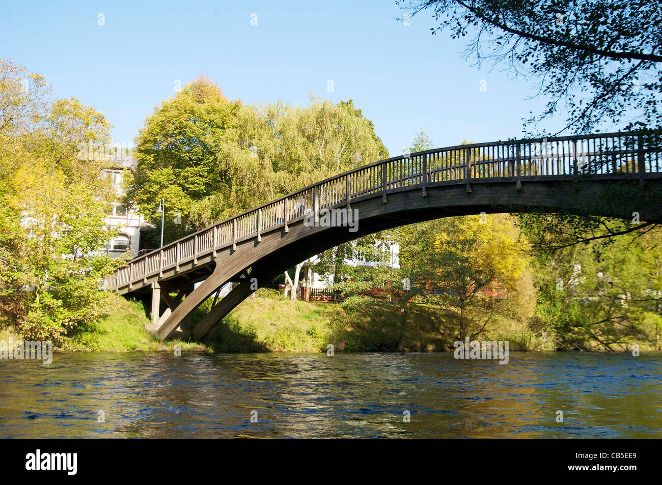 Passerelle en bois de l'autre côté de la rivière Rur à Heimbach (région de l'Eifel). Banque D'Images