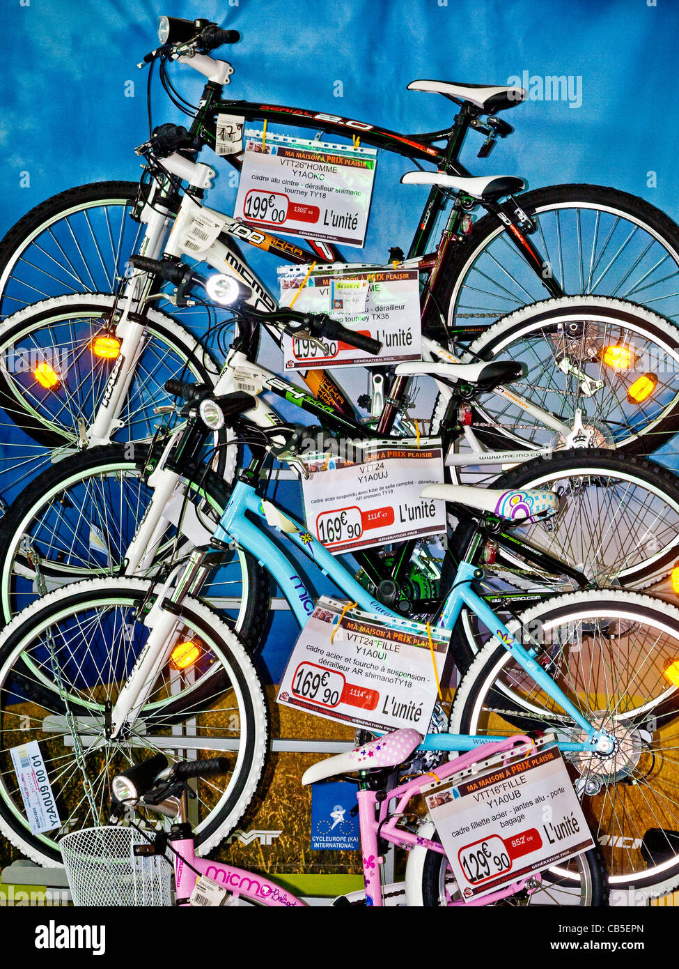 Rack de bicyclettes à vendre en supermarché - France. Banque D'Images