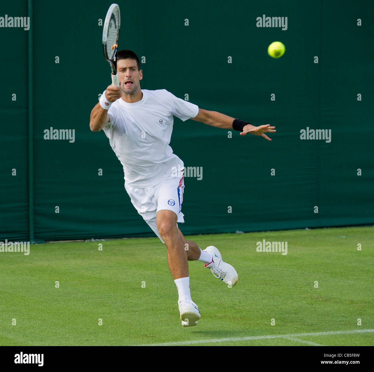 18.06.2011. Novak Djokovic SRB (2) pratiquer sur No 6 Cour. Les Championnats de tennis de Wimbledon Banque D'Images