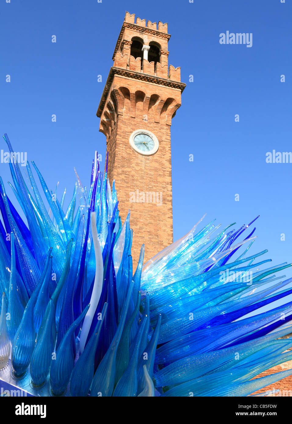 La Murano Clock Tower par les vrilles de la comète de sculpture de lumière, la célébration de l'île vénitienne de l'industrie du verre Banque D'Images