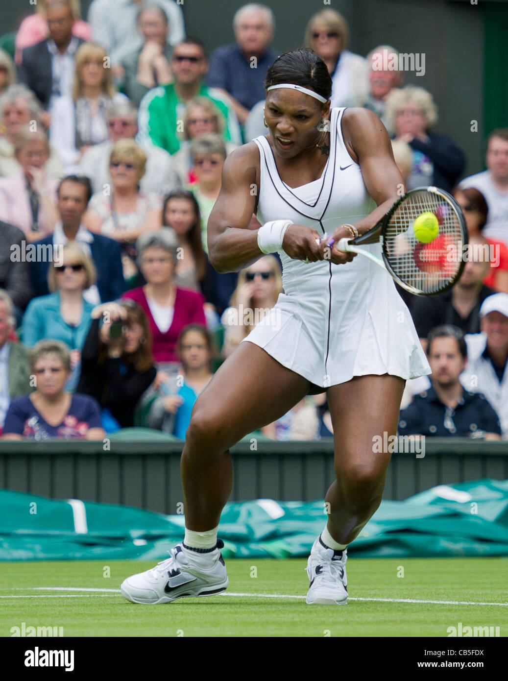 21.06.2011. Aravane Rezai FRA v Serena Williams USA (7). Serena en action. Les Championnats de tennis de Wimbledon. Banque D'Images