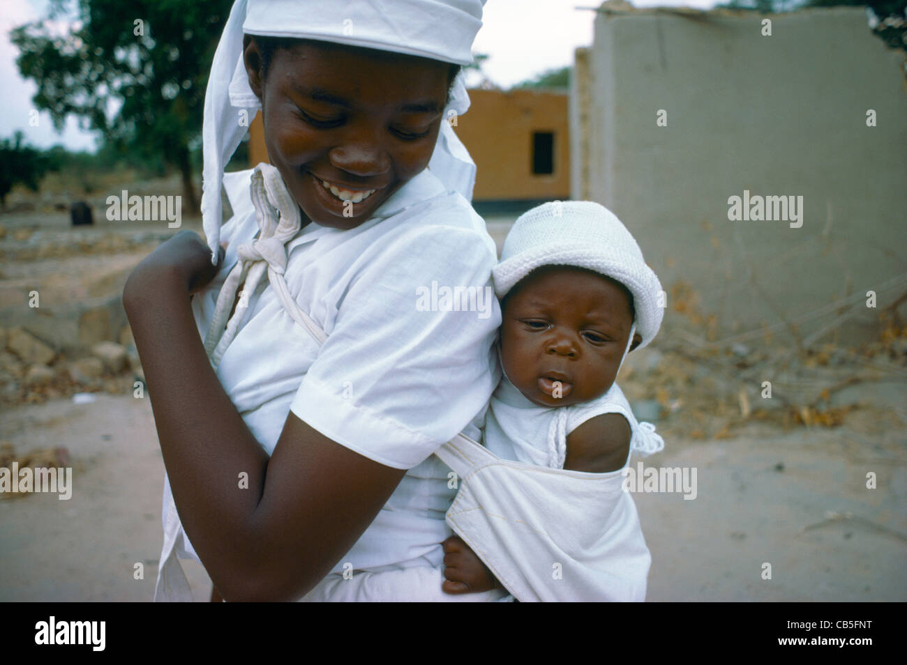 Malawi mère portant bébé au dos tissu enveloppé dans Banque D'Images