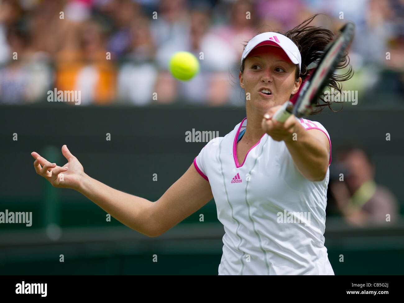 24.06.2011. Laura Robson GBR v Maria Sharapova RUS (5). Laura en action. Les Championnats de tennis de Wimbledon. Banque D'Images
