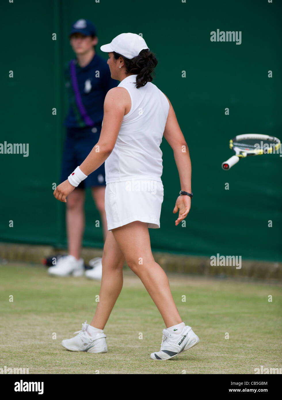 27.06.2011. Ons Jabeur TUN (4) v Risa Ozaki JAP, Girl's des célibataires 1er tour. Ons en action. Les Championnats de tennis de Wimbledon. Banque D'Images