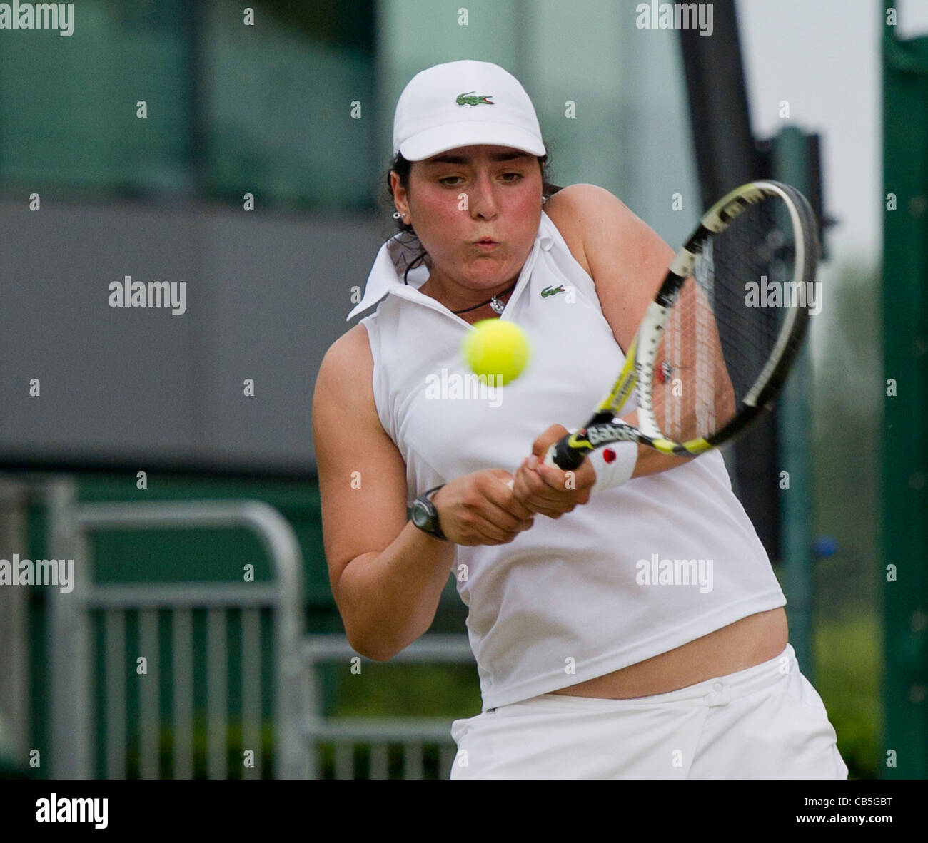 27.06.2011. Ons Jabeur TUN (4) v Risa Ozaki JAP, Girl's des célibataires 1er tour. Ons en action. Les Championnats de tennis de Wimbledon. Banque D'Images