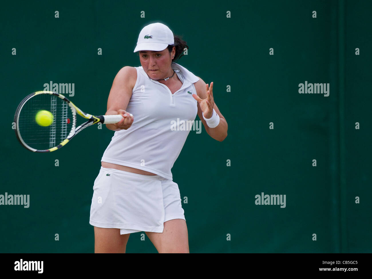 27.06.2011. Ons Jabeur TUN (4) v Risa Ozaki JAP, Girl's des célibataires 1er tour. Ons en action. Les Championnats de tennis de Wimbledon. Banque D'Images