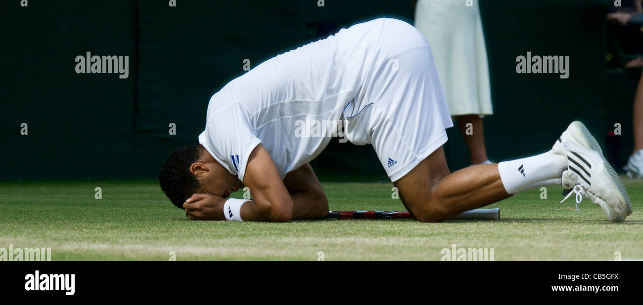 29.06.2011. Jo-Wilfried Tsonga FRA (12) v Roger Federer (SUI) 3. Tsonga célèbre. Les Championnats de tennis de Wimbledon. Banque D'Images