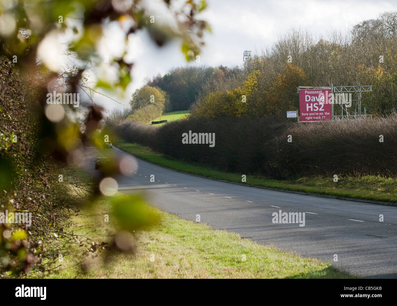 Inscrivez-vous sur l'A413 près de Amersham, 'Dave' exhorter le premier ministre à reconsidérer le HS2 proposition rail plans. Banque D'Images