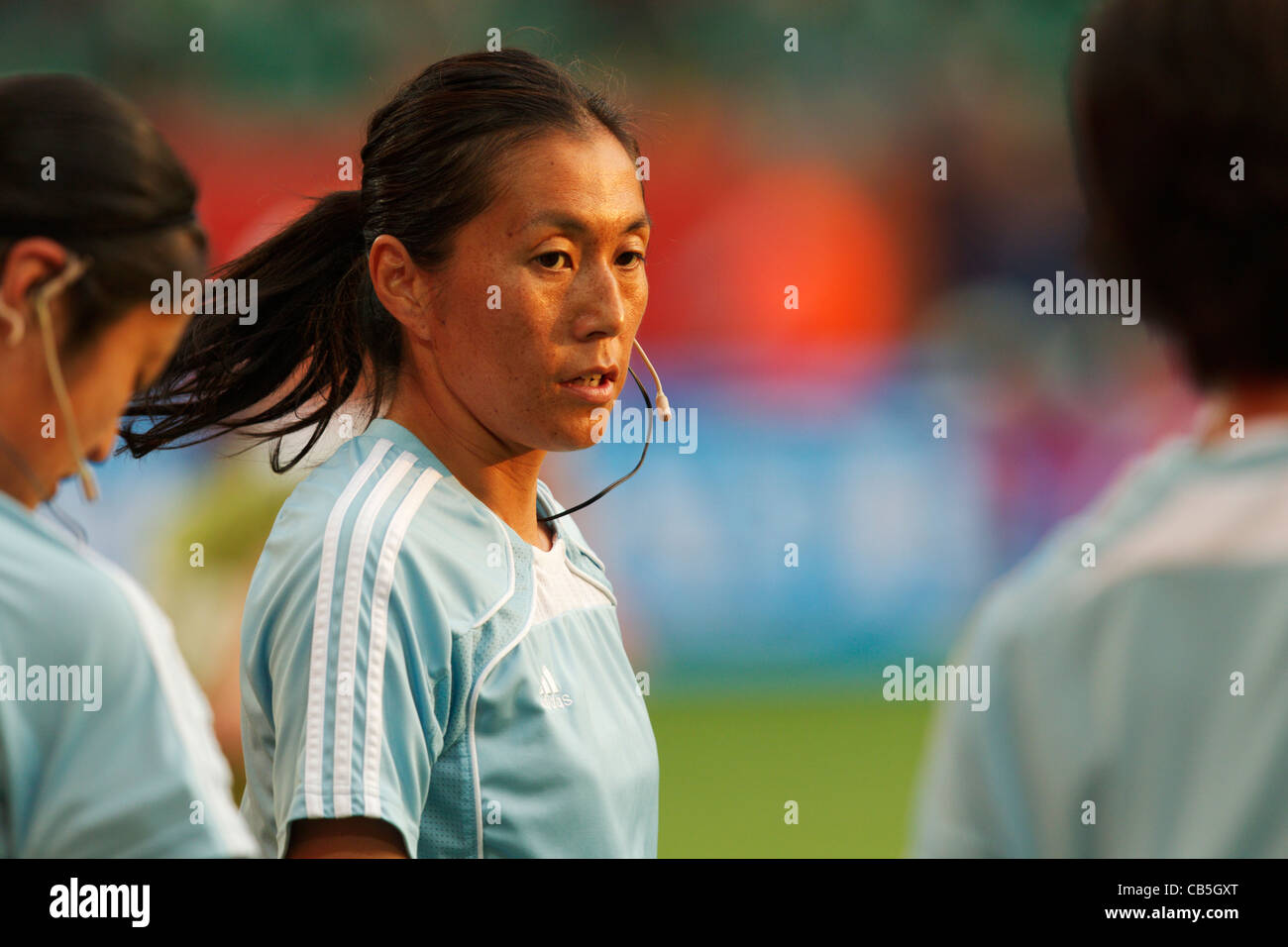 L'arbitre assistant Saori Takahashi (Japon) se réchauffe avant un match de Coupe du monde féminine de la FIFA du Groupe C opposant la Suède aux États-Unis à l'Arena Im Allerpark le 6 juillet 2011 à Wolfsburg, en Allemagne. Usage éditorial exclusif. Utilisation commerciale interdite. Banque D'Images