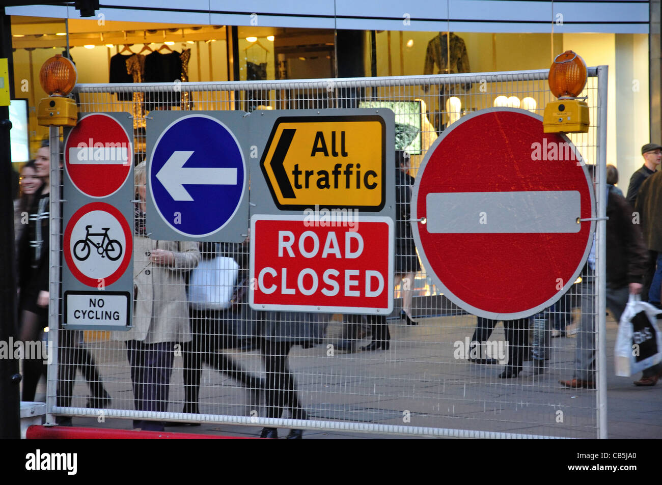 Route fermée signe sur Oxford Street, City of Westminster, London, Greater London, Angleterre, Royaume-Uni Banque D'Images