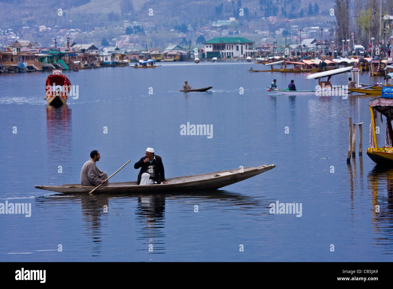 Scène depuis le ferry du lac Dal, Srinagar, Cachemire, Inde, avec Shikaras, villageois et touristes. Banque D'Images