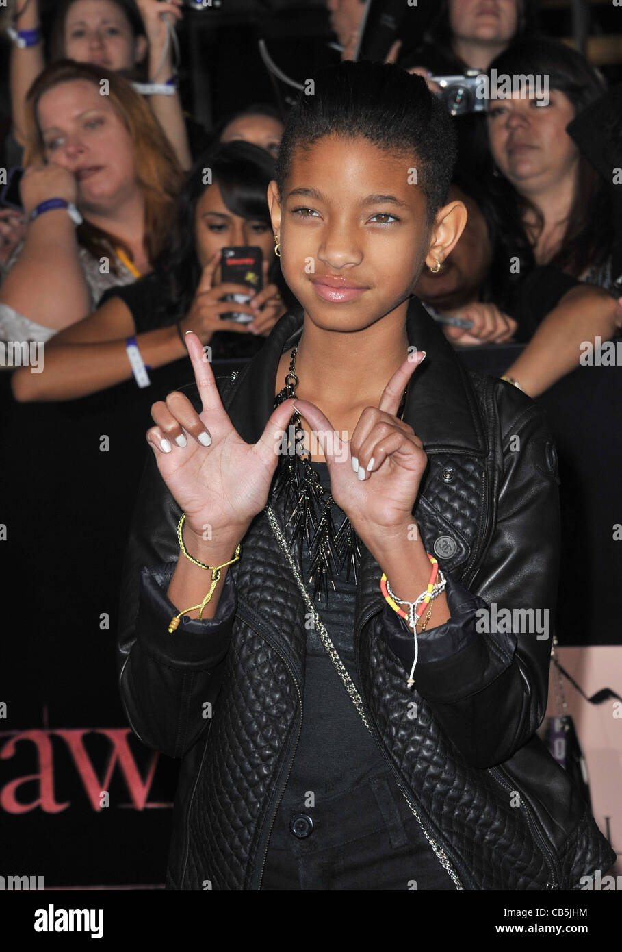 Willow Smith Fille De Will Smith Et Jada Pinkett Smith Lors De La Premiere Mondiale De La Saga Twilight Breaking Dawn Part 1 Photo Stock Alamy