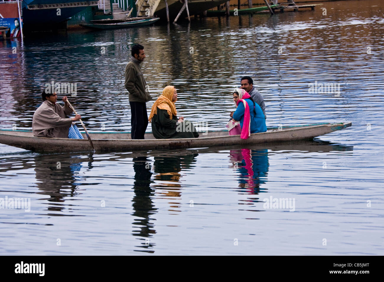Scène quotidienne de la vie du lac Dal, Srinagar, Cachemire, Inde, avec les villageois dans leur canoë/bateau/bateau de campagne/shikara qui fait le trajet entre le lac. Banque D'Images