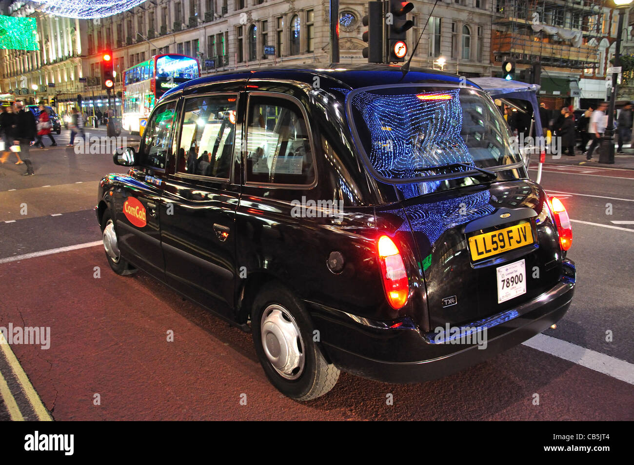 Lumières de Noël et taxi noir à Regent Street, Soho, City of Westminster, Londres, Grand Londres, Angleterre, Royaume-Uni Banque D'Images