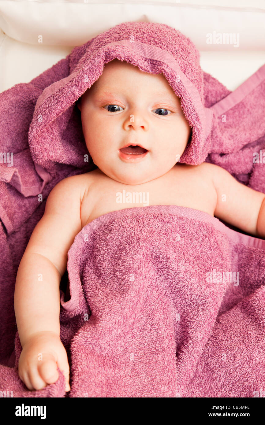 Mignon bébé fille en serviette violet Photo Stock - Alamy